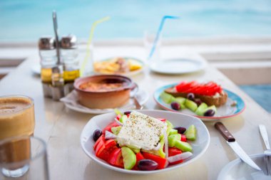 Açık Cafe'de öğle yemeği için lezzetli taze salata, frappe ve brusketa ile geleneksel yemek hazır