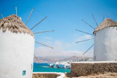 Yel değirmenleri ünlü görünümünü geleneksel Yunan Mykonos Adası'nda güneş doğarken, Kiklad Adaları, Yunanistan