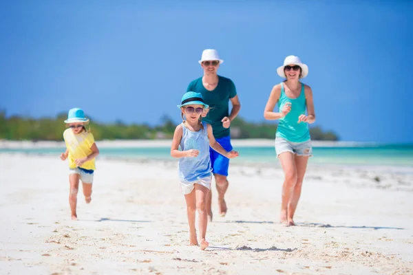 Familia joven en vacaciones en la playa —  Fotos de Stock