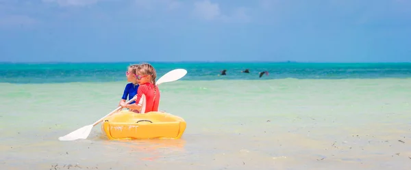 熱帯のビーチでカヤック夏休み楽しんで子供たち — ストック写真
