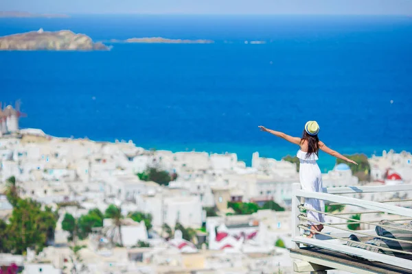 Fille heureuse se sentent la liberté de détente sur le bord de la piscine avec une vue imprenable sur Mykonos, Grèce — Photo