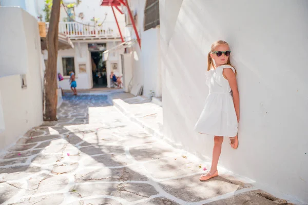 Menina adorável na velha rua da típica aldeia tradicional grega — Fotografia de Stock