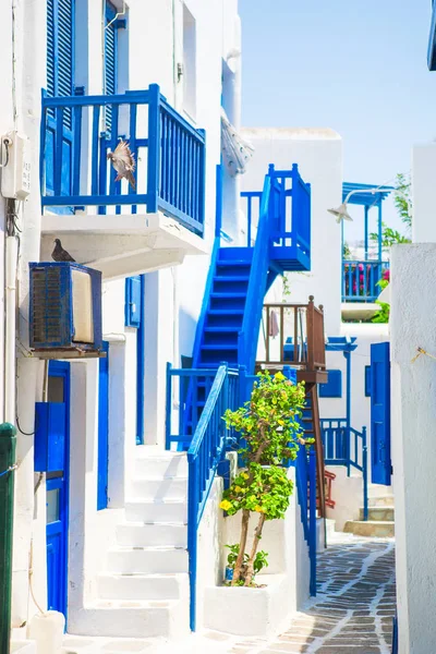 Casas tradicionais com portas azuis e janelas nas ruas estreitas da aldeia grega — Fotografia de Stock
