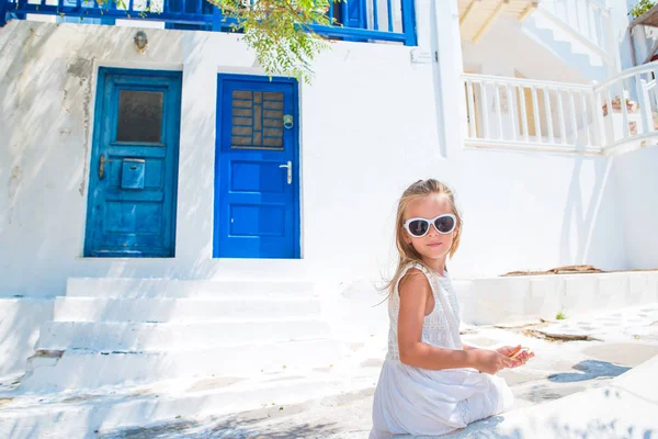 Sevimli küçük kız Street Yunanistan'da Mykonos adasında tipik Yunan geleneksel Köyü — Stok fotoğraf
