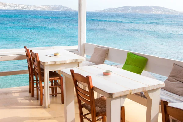 Verão vazio open air café com vista para o mar — Fotografia de Stock