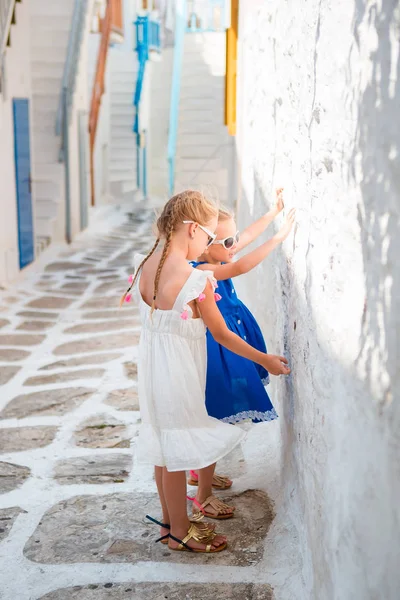 Очаровательные счастливые маленькие девочки на улице в маленьком городе — стоковое фото