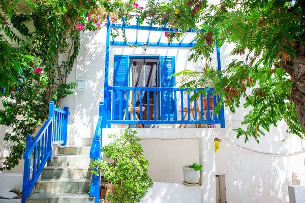 Tradiční domy s modré dveře a okna v úzkých uličkách řecké vesnice — Stock fotografie