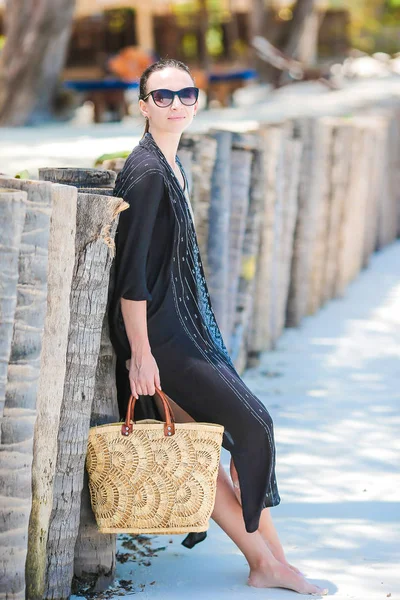 Junge glückliche schöne Frau genießt Sommerurlaub am tropischen Sandstrand, Sonnenbaden, Outdoor-Porträt — Stockfoto