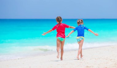 Çocuklar eğleniyor tropikal plaj yaz tatili