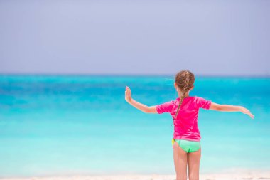 Yaz tatili boyunca sahilde sevimli küçük bir kız.