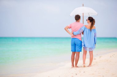 Genç mutlu çift, yaz tatili beyaz plaj üzerinde