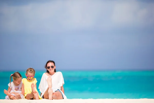 Happy family on summer vacation — Stock Photo, Image