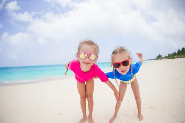 Porträtt av tjejer att ha kul på tropical beach — Stockfoto