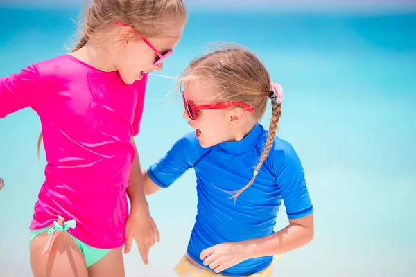 Dzieci zabawy na tropikalnej plaży podczas letnich wakacji — Zdjęcie stockowe