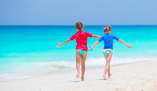 A gyerekek érzik magukat a trópusi tengerparti nyaralás alatt — Stock Fotó