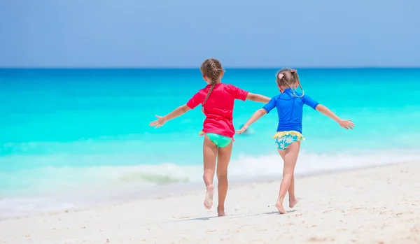 Barnen har roligt på tropical beach under sommarlovet — Stockfoto