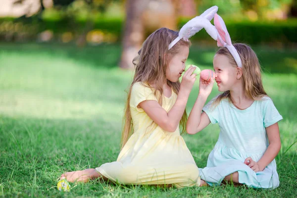 I bambini in orecchie di coniglio si divertono il giorno di Pasqua all'aperto — Foto Stock