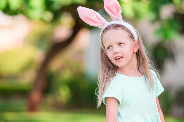 Entzückendes kleines Mädchen im Osterurlaub — Stockfoto