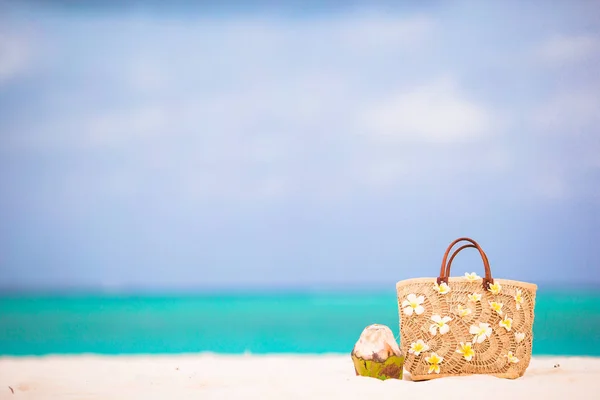 Primo piano bella borsa con fiori di frangipani e cocco sulla spiaggia bianca — Foto Stock