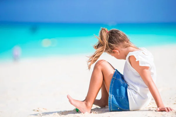 Urocza dziewczynka na plaży podczas wakacji — Zdjęcie stockowe