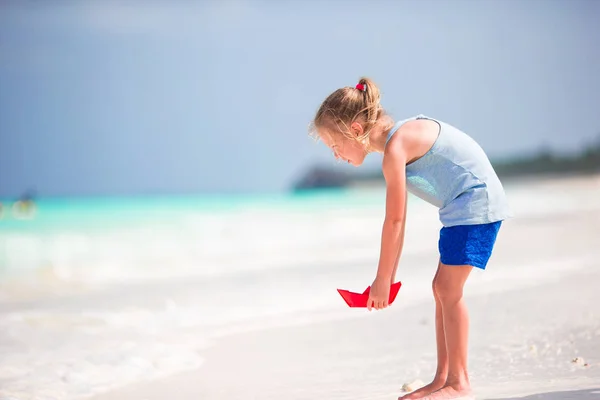 Adorável menina durante as férias na praia se divertindo em águas rasas — Fotografia de Stock