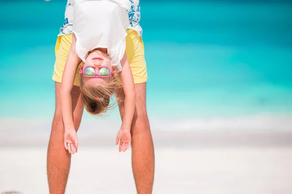 Buon padre e la sua piccola figlia sulla spiaggia tropicale divertirsi — Foto Stock