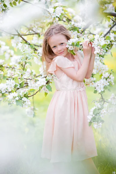 Liten bedårande flicka i blommande cherry tree garden utomhus på Påskafton — Stockfoto