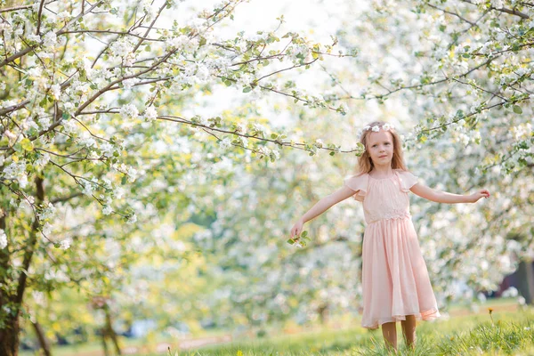 Liten flicka i blommande cherry tree garden utomhus på Påskafton — Stockfoto