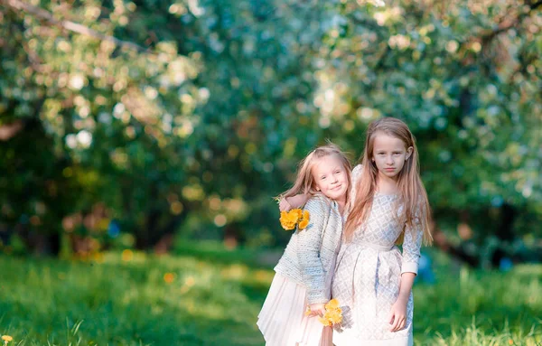 Adoráveis meninas no dia de primavera ao ar livre — Fotografia de Stock