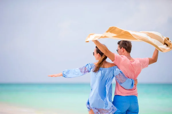 Joven pareja feliz durante las vacaciones en la playa tropical —  Fotos de Stock