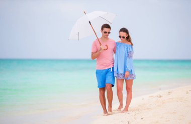 Beyaz sahilde genç bir çift