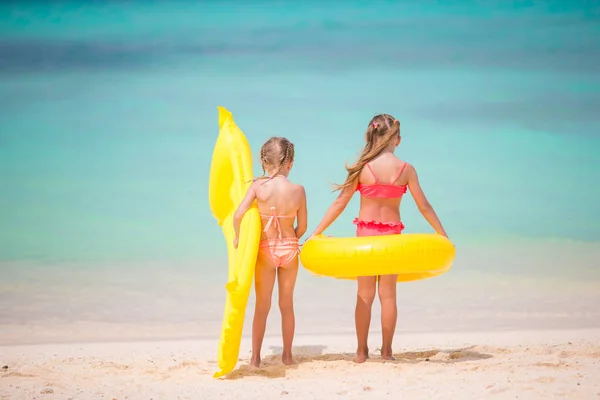 Dzieci zabawy na tropikalnej plaży podczas letnich wakacji — Zdjęcie stockowe