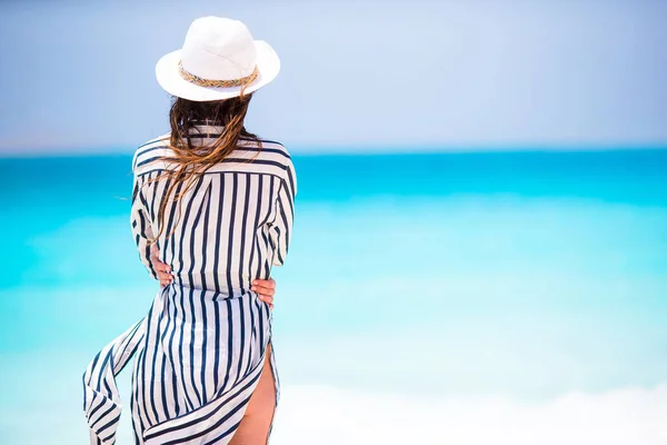 Joven hermosa chica en la playa tropical —  Fotos de Stock