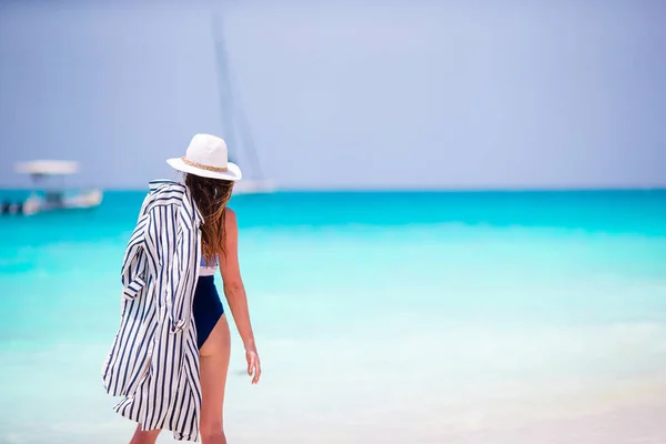 Junge glückliche Frau im Badeanzug am weißen Strand — Stockfoto