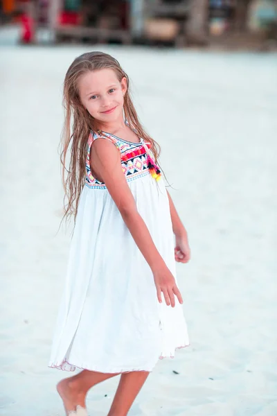 Adorable niña en la playa durante las vacaciones de verano —  Fotos de Stock