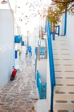 Çiçekli Yunan Adası dar sokaklarında. Bina dış Kiklad tarzı ile güzel mimari.