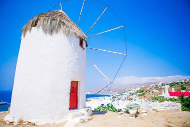 Yel değirmenleri ünlü görünümünü geleneksel Yunan Mykonos Adası'nda güneş doğarken, Kiklad Adaları, Yunanistan