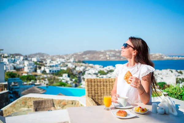 Vacker kvinna på frukost på uteservering med fantastisk utsikt. Tjej njuta sitt kaffe tidigt på morgonen — Stockfoto