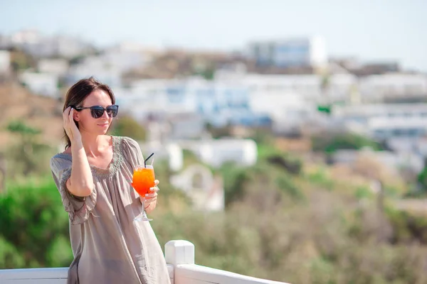 Young woman in outdoor cafe with tasty drink. Caucasian girl enjoy european holidays with amazing view of old city — Stock Photo, Image