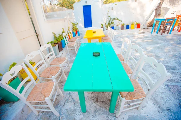 Летнее пустое кафе под открытым небом в греческом городе — стоковое фото