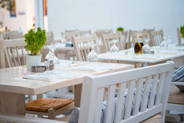 Verano vacío al aire libre cafetería en la ciudad griega — Foto de Stock