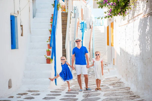 Father and kids at street of greek traditional village on Mykonos Island — Stock Photo, Image