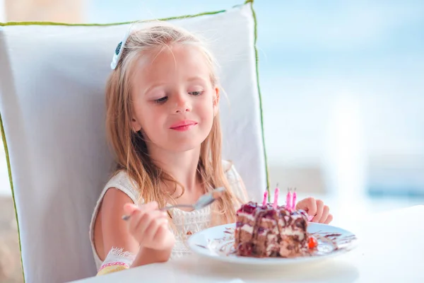 Niña celebrar feliz cumpleaños con sabroso pastel en la cafetería al aire libre — Foto de Stock
