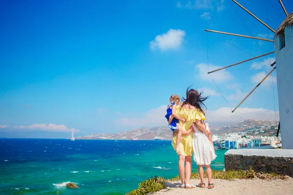 미코노스 섬, 그리스에 인기 있는 관광 지역에는 풍차 앞에서 행복 한 가족 — 스톡 사진