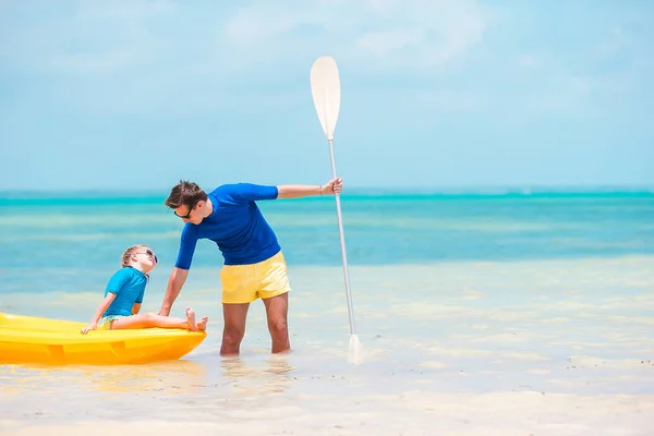 Padre joven y niño pequeño kayak en el mar — Foto de Stock