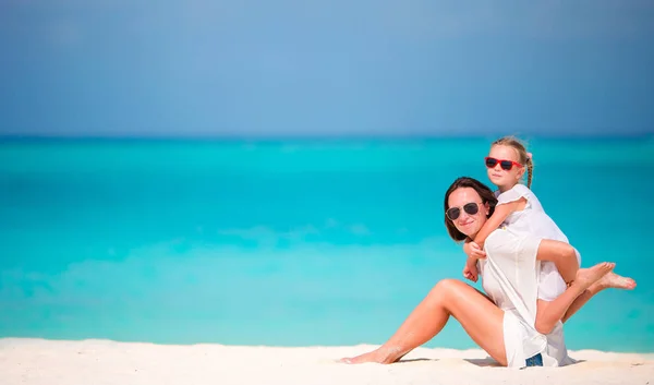 Mother and daughter enjoying time together at tropical beach — Stock Photo, Image