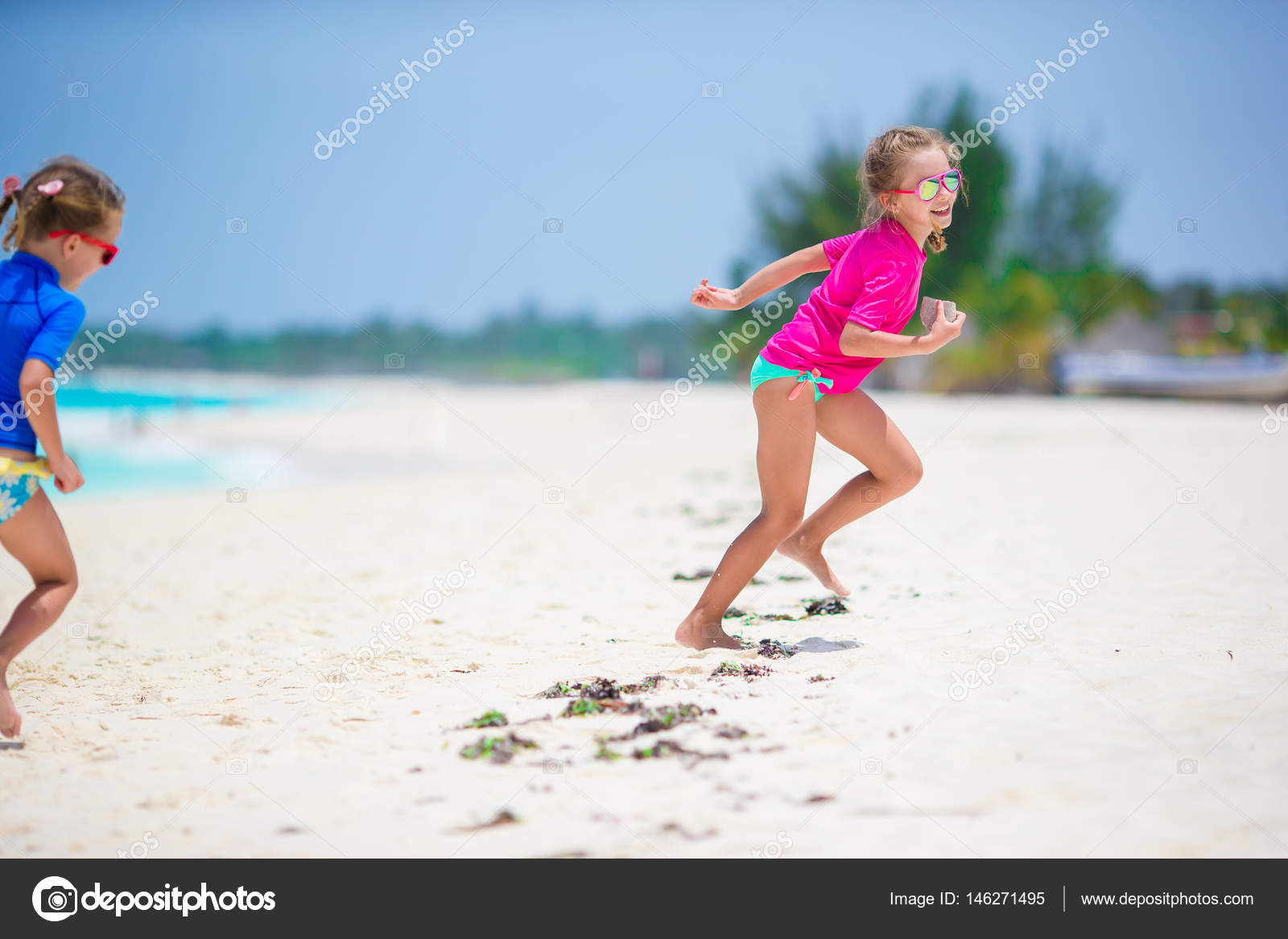 Petites filles s amusant à la plage tropicale jouer ensemble sur la plage image libre de droit
