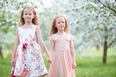 Paskalya bahar gününde çiçek açan elma bahçesinde küçük çocuk