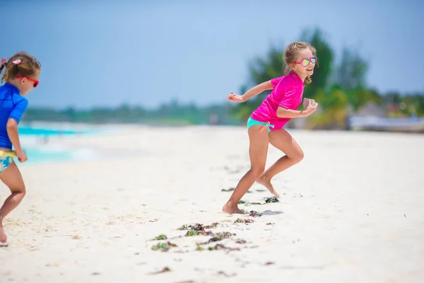 Kislányok szórakozás: tropical beach együtt játszik a tengerparton — Stock Fotó