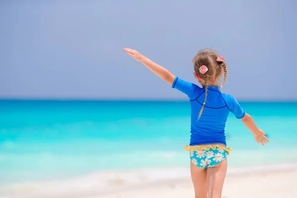 Adorável menina durante as férias na praia se divertindo em águas rasas — Fotografia de Stock
